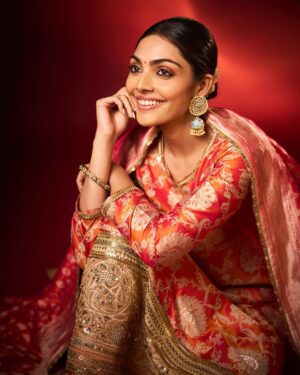Divita Rai Instagram - In life’s rhythm, find hope’s melody 🎶
For Ganesh Chaturthi! 🙏🏼♥️
Wearing @alkaline_namyo
Clicked by @nikhillmanttri