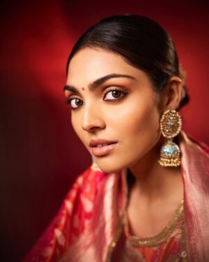 Divita Rai Instagram - In life’s rhythm, find hope’s melody 🎶
For Ganesh Chaturthi! 🙏🏼♥️
Wearing @alkaline_namyo
Clicked by @nikhillmanttri