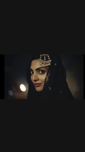 Divita Rai Instagram - Ripple effect of binge watching Heeramandi kyuki best friend ki deeware paar karne ka humein shaukh bhi hai aur haqq bhi… 😝 Featuring @shimmertalks 

@netflix_in @bhansaliproductions 
 
Dare you to tag your besties and remind them to return your stuff🤣

Direction : @adhyayansuman
Sound mix: @rahulnairmusic 
MUAH: @jenimakeupartist07 

#Heeramandi #Bingewatching #Netflix #Spoof #Trending