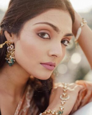 Divita Rai Instagram - तलाश ए सुकून 🥀
Photographer: @puchi.photography
Outfit: @issadesignerstudio
Jewellery: @karnikajewelshyd
Stylist: @__.gunjan.__
MUAH: @pixelperfectmakeup_visali
#actor #film #filmphotography #portrait #cinema