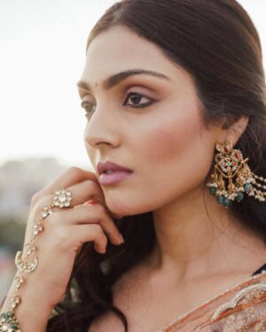 Divita Rai Instagram - तलाश ए सुकून 🥀
Photographer: @puchi.photography
Outfit: @issadesignerstudio
Jewellery: @karnikajewelshyd
Stylist: @__.gunjan.__
MUAH: @pixelperfectmakeup_visali
#actor #film #filmphotography #portrait #cinema