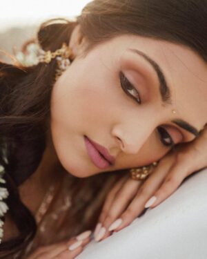 Divita Rai Instagram - तलाश ए सुकून 🥀
Photographer: @puchi.photography
Outfit: @issadesignerstudio
Jewellery: @karnikajewelshyd
Stylist: @__.gunjan.__
MUAH: @pixelperfectmakeup_visali
#actor #film #filmphotography #portrait #cinema