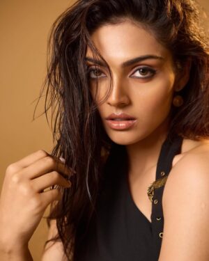 Divita Rai Instagram - Nobody built like you ⚡️🖤
Wearing: @collectiveindia @versace
MUAH: @jenimakeupartist07
Shot by: @yash_vb