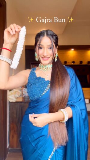 Divya Nagar Chaudhary Instagram - Minimal Gajra Look ✨
Comment Link for the Product link 🔗
Outfit @noordharnaofficial
.
.
.
.
#indian #hair #hairtutorial #hairstylist #fashion #fyp #trendingreels #fypage #indianlook #trendingsongs #disney #disneyland #longhair #flower #floral #dress #contentcreator #hairtransformation #hairideas