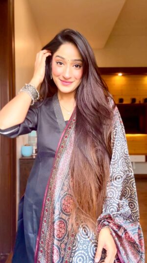 Divya Nagar Chaudhary Instagram - Comment "Link" for the Jewellery🦋
.
Wearing @amazonfashionin
.
.
.
#fashioncreator #hair #hairtutorial #hairstylist #fashion #fyp #trendingreels #indianlook #shadi #grwm
#Getstyledwithamazon #ad #Amazonbeautyfinds
#GlobalBrandStore
@amazonfashionin