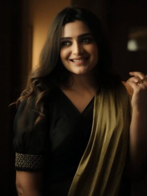 Divya Pillai Instagram - Saree stories, gold etched in time ✨

MUA @makeupby_farz 
📸 @adnan.a.abbas 

#BlackAndGoldSaree #SareeLove  #GoldAccents #ElegantSarees #BlackSareeStyle #GoldSareeLovers #SareeFashion #LuxurySarees #IndianSaree #SareeGlamour #BlackAndGoldElegance #SareeInspiration #DesiGlam #SareeDraping  #IndianFashion  #TraditionalWear #ethnicchic #SareeStyling #Fashionista #SareeLoversUnite  #GoldAndGlitter  #BlackSareeLovers