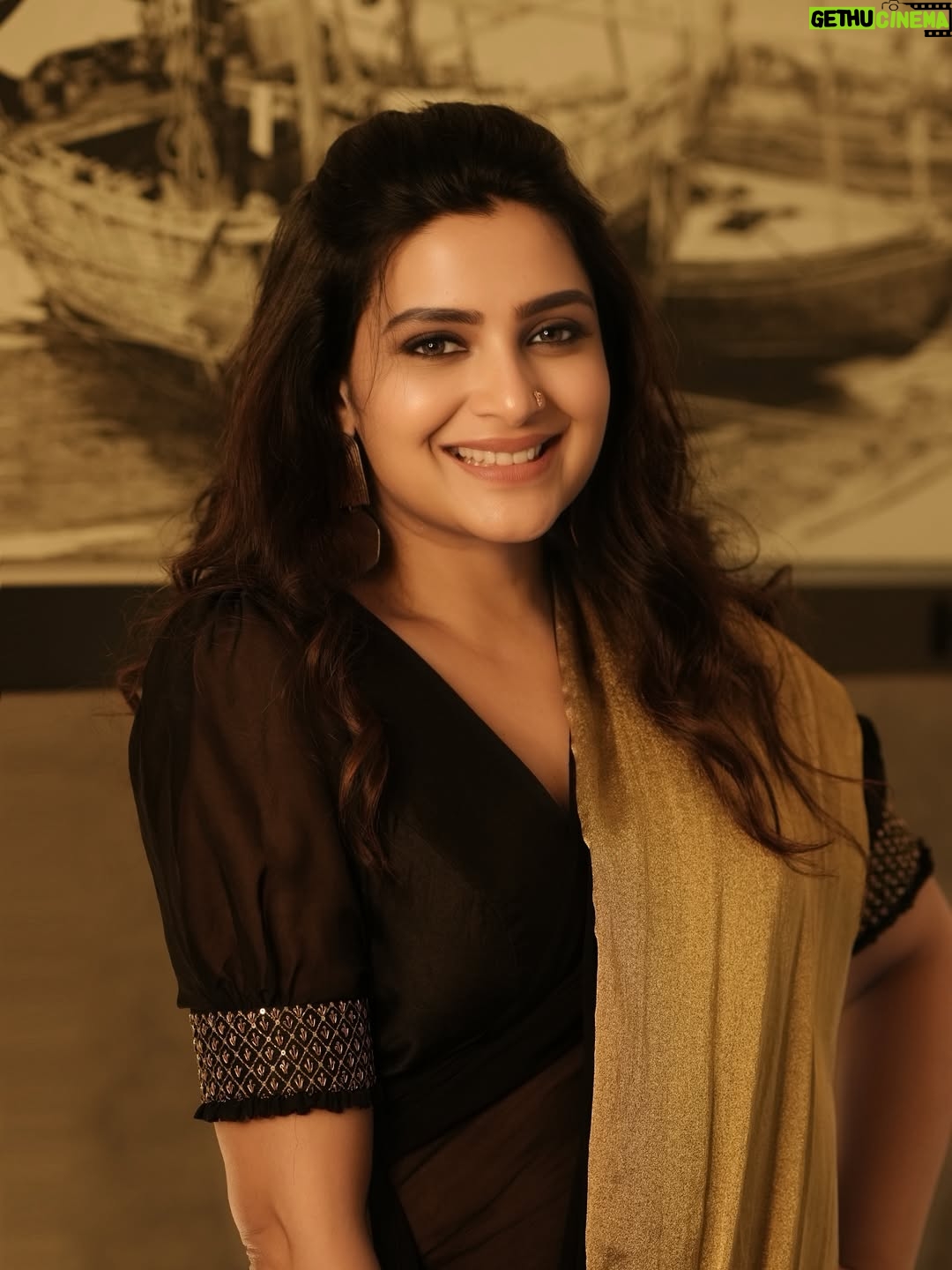 Divya Pillai - 36.8K Likes - Saree stories, gold etched in time ✨

MUA @makeupby_farz 
📸 @adnan.a.abbas 

#BlackAndGoldSaree #SareeLove  #GoldAccents #ElegantSarees #BlackSareeStyle #GoldSareeLovers #SareeFashion #LuxurySarees #IndianSaree #SareeGlamour #BlackAndGoldElegance #SareeInspiration #DesiGlam #SareeDraping  #IndianFashion  #TraditionalWear #ethnicchic #SareeStyling #Fashionista #SareeLoversUnite  #GoldAndGlitter  #BlackSareeLovers