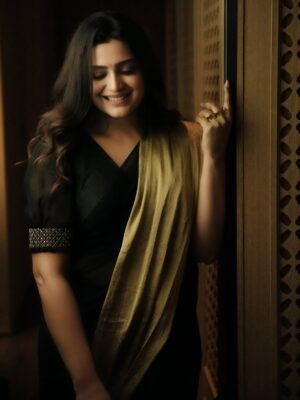 Divya Pillai Instagram - Saree stories, gold etched in time ✨

MUA @makeupby_farz 
📸 @adnan.a.abbas 

#BlackAndGoldSaree #SareeLove  #GoldAccents #ElegantSarees #BlackSareeStyle #GoldSareeLovers #SareeFashion #LuxurySarees #IndianSaree #SareeGlamour #BlackAndGoldElegance #SareeInspiration #DesiGlam #SareeDraping  #IndianFashion  #TraditionalWear #ethnicchic #SareeStyling #Fashionista #SareeLoversUnite  #GoldAndGlitter  #BlackSareeLovers