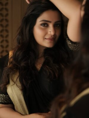 Divya Pillai Instagram - Elegance in black, sparkle in gold ✨✨

MUA @makeupby_farz 
📸 @adnan.a.abbas 

#strong #independent #proud #unapologetic 
#mylife #myrules #mystory 
#saree #blackandgold #love