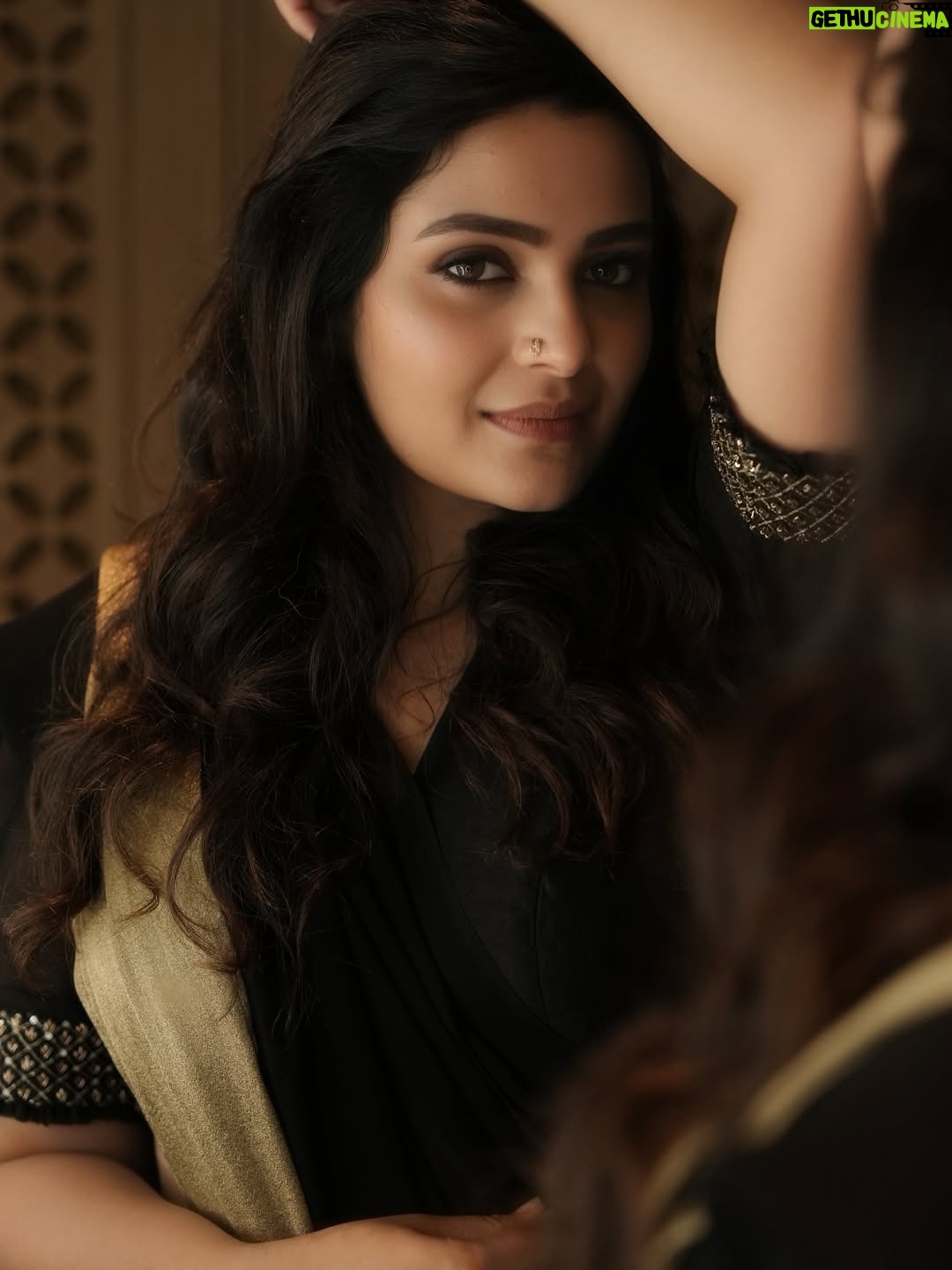 Divya Pillai - 63.7K Likes - Elegance in black, sparkle in gold ✨✨

MUA @makeupby_farz 
📸 @adnan.a.abbas 

#strong #independent #proud #unapologetic 
#mylife #myrules #mystory 
#saree #blackandgold #love
