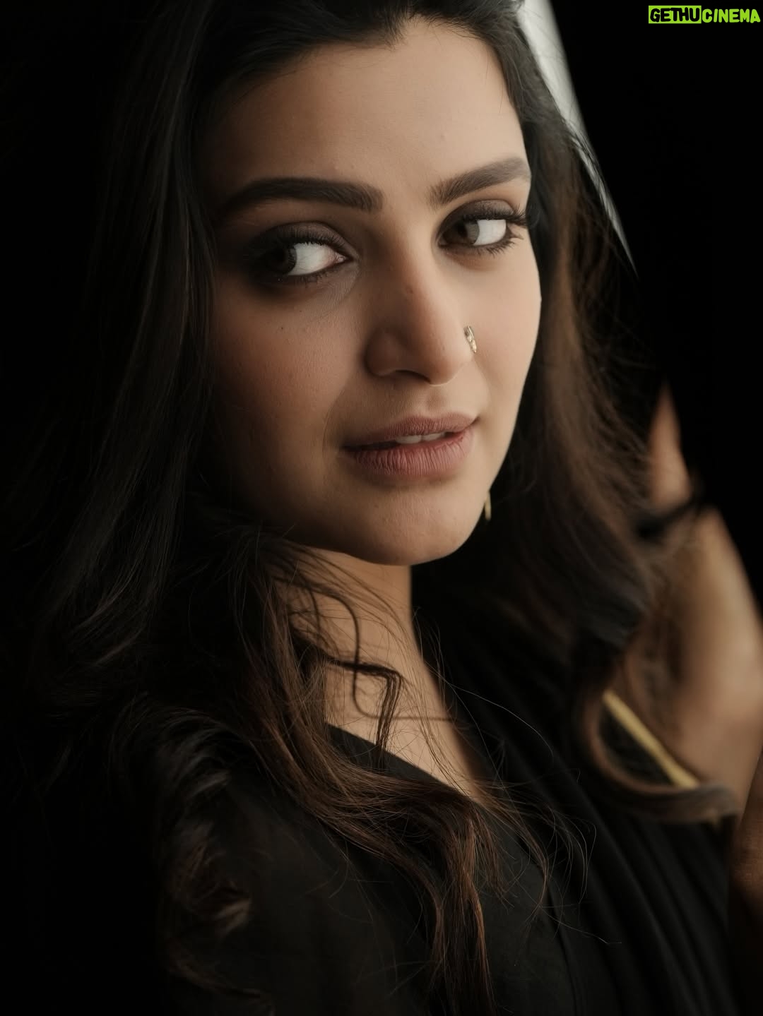 Divya Pillai - 63.7K Likes - Elegance in black, sparkle in gold ✨✨

MUA @makeupby_farz 
📸 @adnan.a.abbas 

#strong #independent #proud #unapologetic 
#mylife #myrules #mystory 
#saree #blackandgold #love