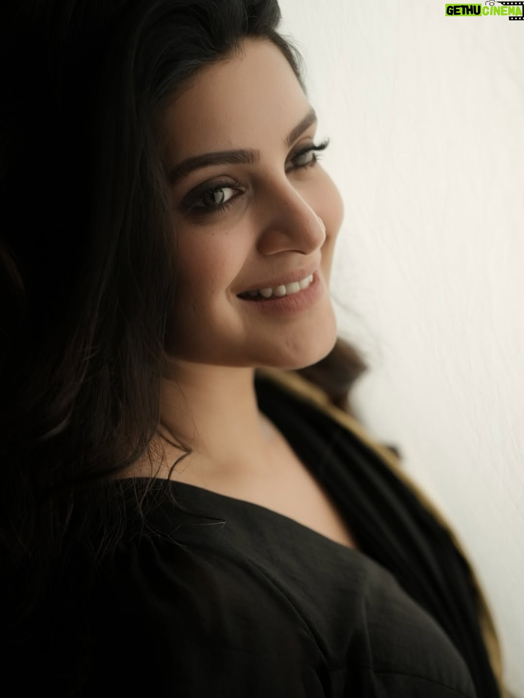 Divya Pillai - 63.7K Likes - Elegance in black, sparkle in gold ✨✨

MUA @makeupby_farz 
📸 @adnan.a.abbas 

#strong #independent #proud #unapologetic 
#mylife #myrules #mystory 
#saree #blackandgold #love