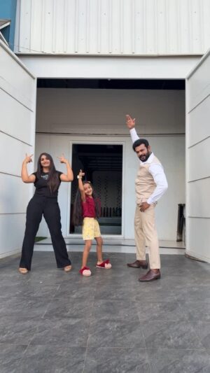 Divya Uruduga Instagram - Idhre Nemdiyagirbek!!🤩

Wishing my production house @shrijaimathacombinestelevision a great success 🥳 

@shrijaimathacombinestelevision @darshanthoogudeepashrinivas @ritvvikk_mathad @siri_sinchana_gaali 

#divyauruduga #divyau #du #D #arviyans #arviya #preetiirali 
💛🖤