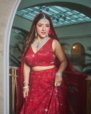 Dolly Chawla Instagram - A single rose, a single story — luxury redefined at Hilton ✨

On frame : @dollychawla22 ♥️
Signature Glam : @tanyamakeoverofficial 
@karishmakaakarishma ♥️
Outfit : @jiyabyveerdesignstudio ✨
Jewellery : @beautiart_official ♥️
Location : @hiltonmumbai ✨
Photographer : @deeep.gohil 🌹
Draping : @annujha154 🌹

#HiltonBride #ModernBridal #RedRoseElegance #LuxuryWeddingLooks #redoutfit #pictureoftheday #foryou #softglamlook
