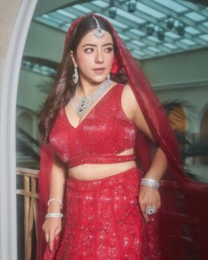 Dolly Chawla Instagram - A single rose, a single story — luxury redefined at Hilton ✨

On frame : @dollychawla22 ♥️
Signature Glam : @tanyamakeoverofficial 
@karishmakaakarishma ♥️
Outfit : @jiyabyveerdesignstudio ✨
Jewellery : @beautiart_official ♥️
Location : @hiltonmumbai ✨
Photographer : @deeep.gohil 🌹
Draping : @annujha154 🌹

#HiltonBride #ModernBridal #RedRoseElegance #LuxuryWeddingLooks #redoutfit #pictureoftheday #foryou #softglamlook
