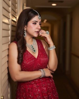 Dolly Chawla Instagram - A single rose, a single story — luxury redefined at Hilton ✨

On frame : @dollychawla22 ♥️
Signature Glam : @tanyamakeoverofficial 
@karishmakaakarishma ♥️
Outfit : @jiyabyveerdesignstudio ✨
Jewellery : @beautiart_official ♥️
Location : @hiltonmumbai ✨
Photographer : @deeep.gohil 🌹
Draping : @annujha154 🌹

#HiltonBride #ModernBridal #RedRoseElegance #LuxuryWeddingLooks #redoutfit #pictureoftheday #foryou #softglamlook
