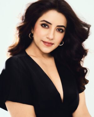 Dolly Chawla Instagram - Which one ☝️ 
First or second .. 

📸 @the_souhardyabiswas 

#meera #photoshoot #avatar #vibing #peace #tummsetummtak #trend #tumsetumtak #love