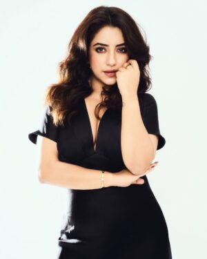 Dolly Chawla Instagram - Be your own version to smile ..😊 

Shot by  @the_souhardyabiswas 
Mua  @makeupby.vinali 
Hair  @makeupandhairbyashwini