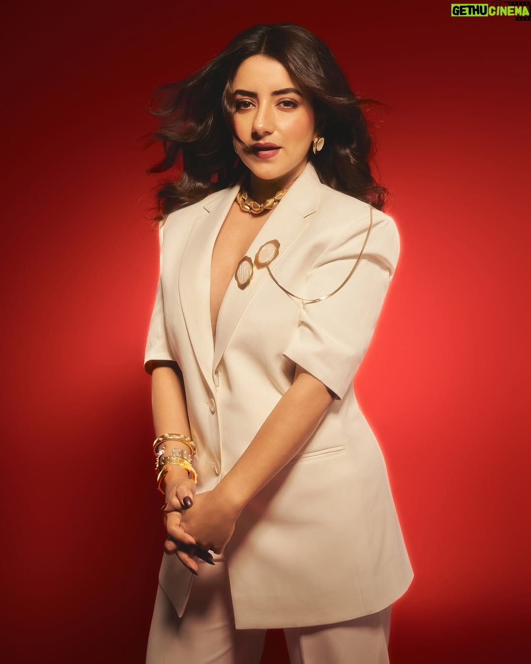 Dolly Chawla - 10.8K Likes - To pull off any look, wear it with confidence..

A little white,a little bold 
That’s my kind of statement…. 

Photographer  @the_souhardyabiswas 
Stylist  @_prayash04 
Assistant stylist @kathavelani 
Outfit  @bhawyasuricouture 
Accessories  @hetalshahofficial 
MUA  @makeupby.vinali 
Hairstylist  @ashwini_joshi_makeup_and_hair
Agency  @littlemonktalentmanagement
