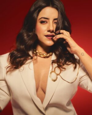 Dolly Chawla Instagram - To pull off any look, wear it with confidence..

A little white,a little bold 
That’s my kind of statement…. 

Photographer  @the_souhardyabiswas 
Stylist  @_prayash04 
Assistant stylist @kathavelani 
Outfit  @bhawyasuricouture 
Accessories  @hetalshahofficial 
MUA  @makeupby.vinali 
Hairstylist  @ashwini_joshi_makeup_and_hair
Agency  @littlemonktalentmanagement