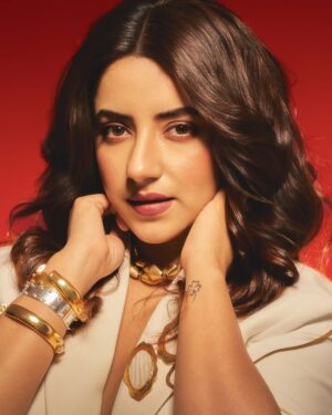 Dolly Chawla Instagram - To pull off any look, wear it with confidence..

A little white,a little bold 
That’s my kind of statement…. 

Photographer  @the_souhardyabiswas 
Stylist  @_prayash04 
Assistant stylist @kathavelani 
Outfit  @bhawyasuricouture 
Accessories  @hetalshahofficial 
MUA  @makeupby.vinali 
Hairstylist  @ashwini_joshi_makeup_and_hair
Agency  @littlemonktalentmanagement