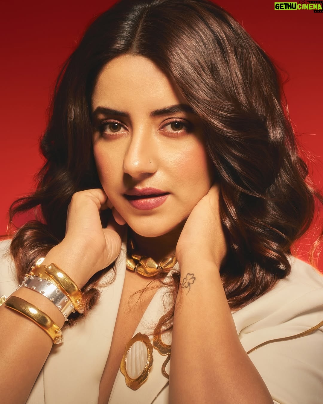 Dolly Chawla - 10.8K Likes - To pull off any look, wear it with confidence..

A little white,a little bold 
That’s my kind of statement…. 

Photographer  @the_souhardyabiswas 
Stylist  @_prayash04 
Assistant stylist @kathavelani 
Outfit  @bhawyasuricouture 
Accessories  @hetalshahofficial 
MUA  @makeupby.vinali 
Hairstylist  @ashwini_joshi_makeup_and_hair
Agency  @littlemonktalentmanagement