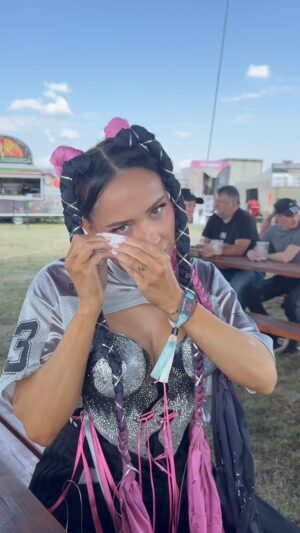Dominika Mirgová Instagram - Nie všetko v živote ide podľa plánu 🙃 

Pár hodín pred mojim vystúpením na @lovestreamfestival sa začali diať nepríjemné komplikácie 🥲 … ale v živote taktiež platí, že je dôležité mať okolo seba tých správnych ľudí ktorí vás podržia. Ja ich rozhodne mám a neváhali mi prísť za 5 minút 12 pomôcť. 💕

Nakoniec sme všetko zvládli a je to rozhodne jeden z mojich obľúbených zážitkov! ❤️ Ďakujem aj vám, za tú najkrajšiu atmosféru. ✨