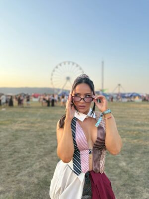 Dominika Mirgová Instagram - Piatkový @lovestreamfestival ♥️ 

Styling/vizáž/vlasy @jessica.malba 🔥