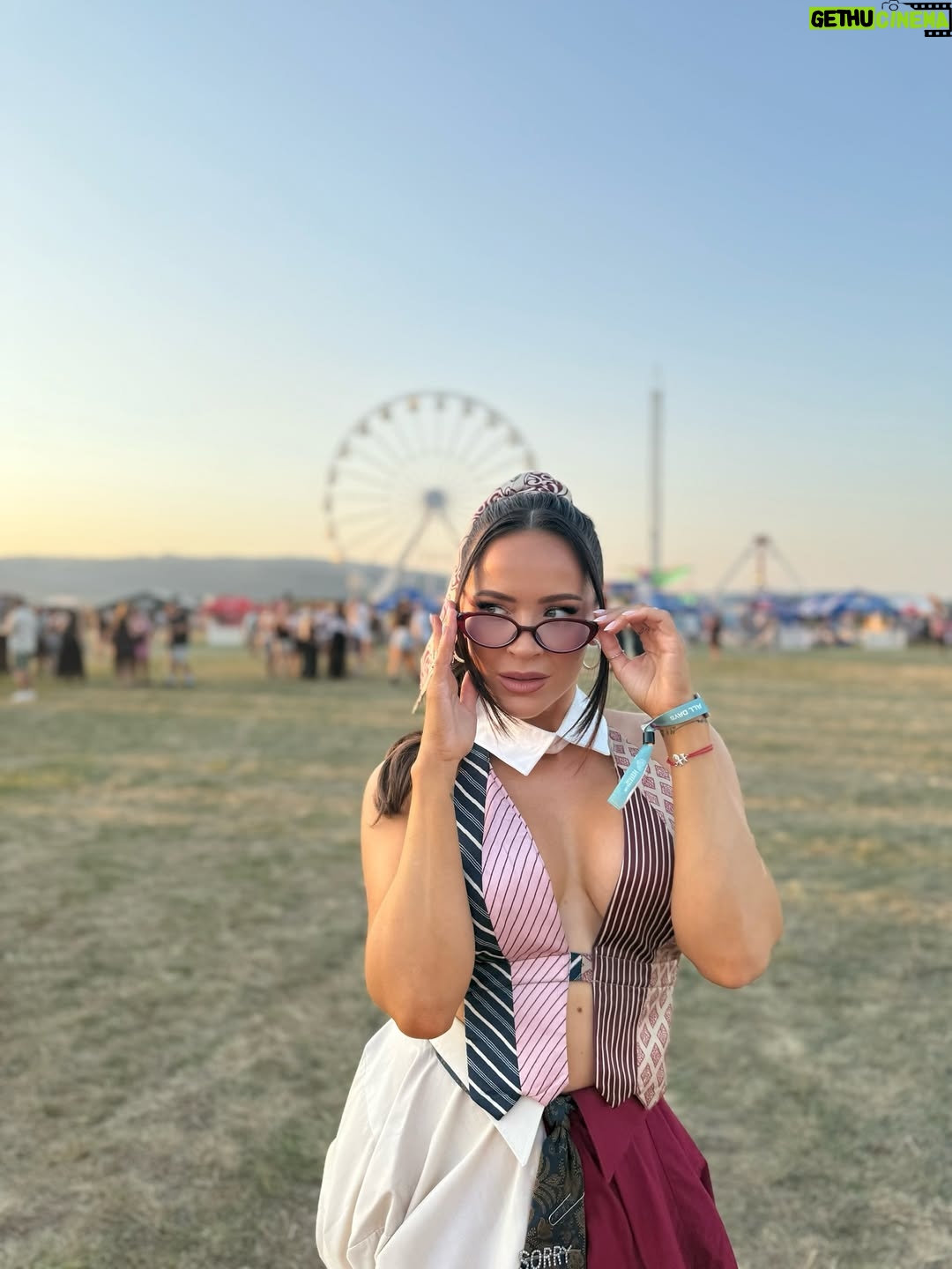Dominika Mirgová - 4.7K Likes - Piatkový @lovestreamfestival ♥️ 

Styling/vizáž/vlasy @jessica.malba 🔥