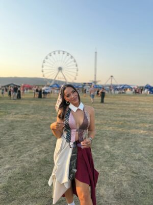 Dominika Mirgová Instagram - Piatkový @lovestreamfestival ♥️ 

Styling/vizáž/vlasy @jessica.malba 🔥