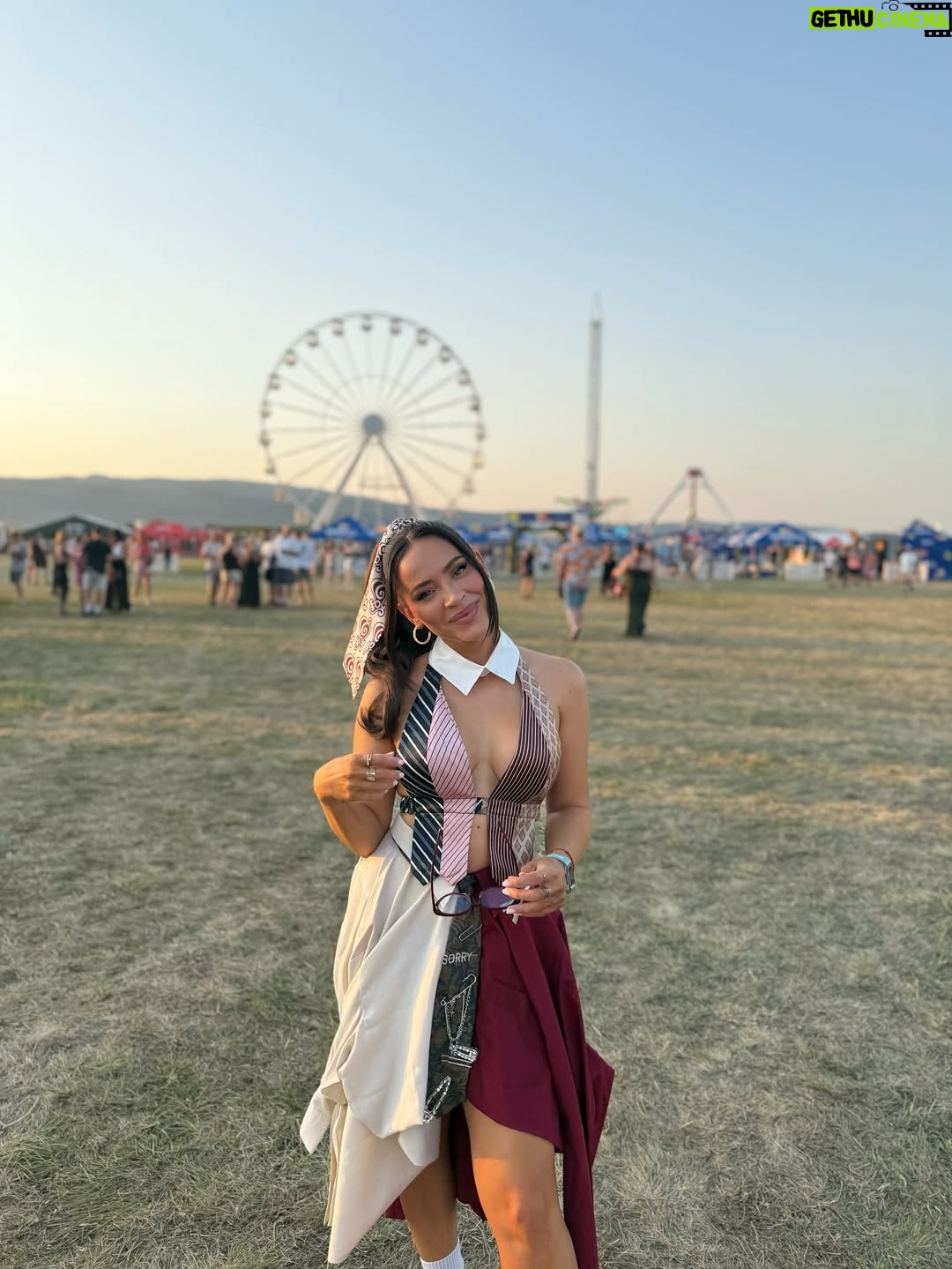 Dominika Mirgová - 4.7K Likes - Piatkový @lovestreamfestival ♥️ 

Styling/vizáž/vlasy @jessica.malba 🔥