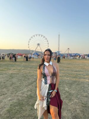 Dominika Mirgová Instagram - Piatkový @lovestreamfestival ♥️ 

Styling/vizáž/vlasy @jessica.malba 🔥