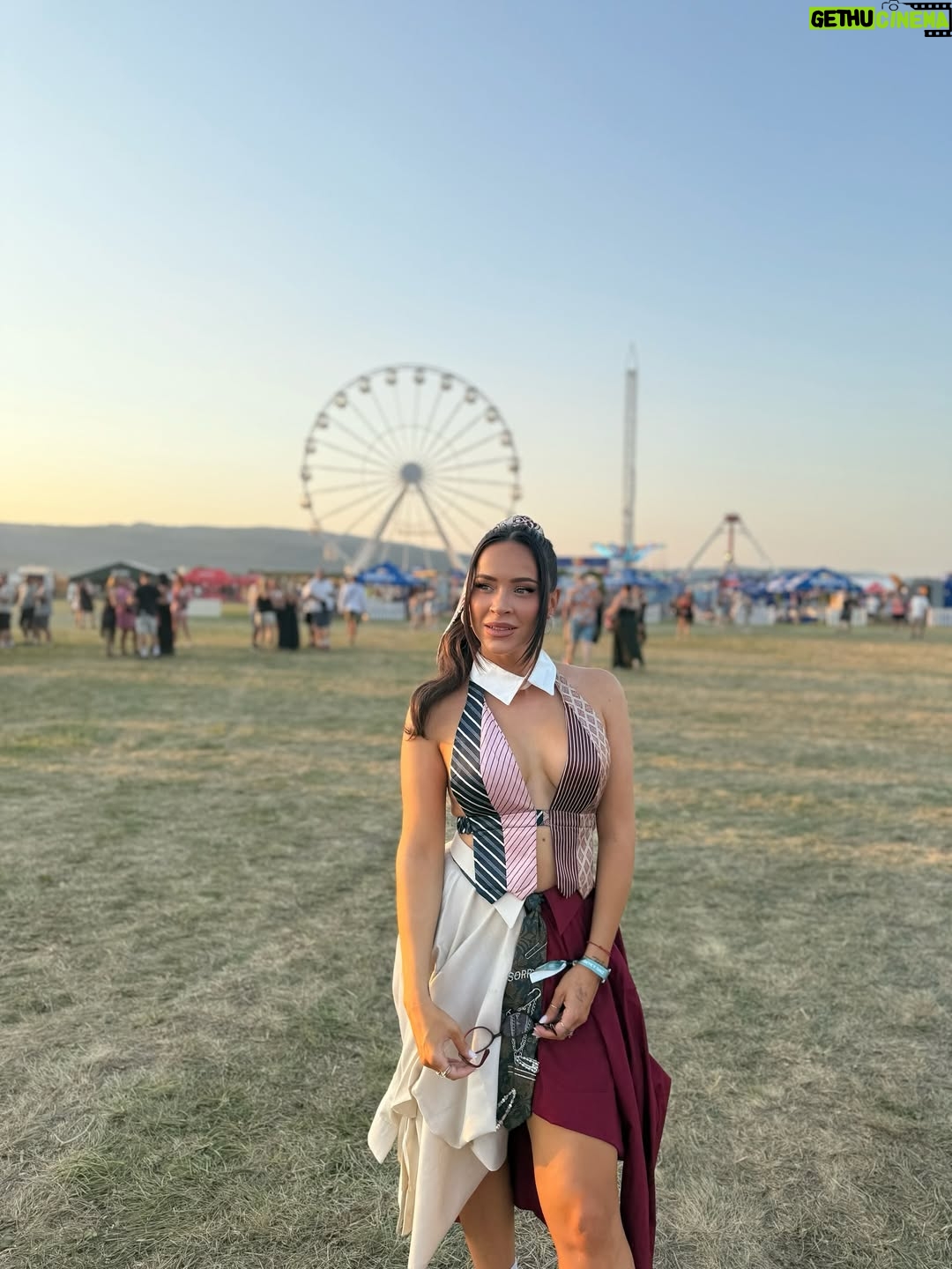 Dominika Mirgová - 4.7K Likes - Piatkový @lovestreamfestival ♥️ 

Styling/vizáž/vlasy @jessica.malba 🔥
