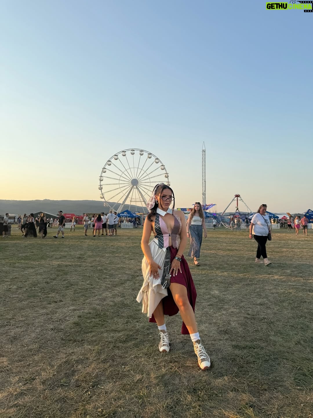 Dominika Mirgová - 4.7K Likes - Piatkový @lovestreamfestival ♥️ 

Styling/vizáž/vlasy @jessica.malba 🔥