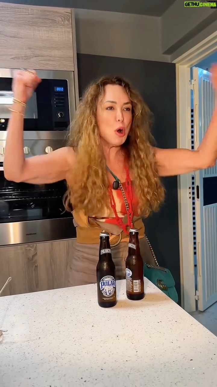Dora Mazzone - 45.3K Likes - No es la música ni el ambiente, sino con quienes compartes 😉

Y entre panas, Polar Pilsen siempre prende la rumba 🍻  Así resuelve la Tía Dora 🤪

@polarpilsen

#latiadora #polarpilsen #loquesomos
