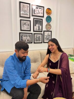 Dr Aishwarya Instagram - Rakhi special 🌸🫶🏻
.
.
.
.
#rakhi #rakhispecial #sisters #sisterhood