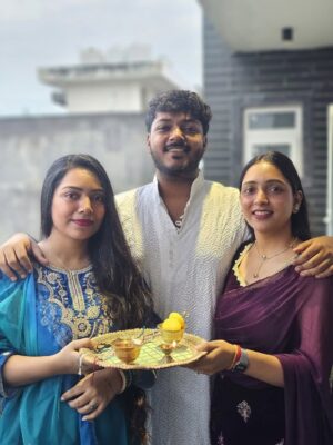 Dr Aishwarya Instagram - Rakhi special 🌸🫶🏻
.
.
.
.
#rakhi #rakhispecial #sisters #sisterhood