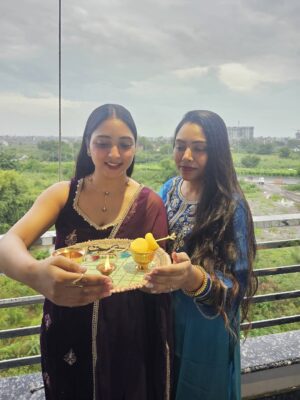 Dr Aishwarya Instagram - Rakhi special 🌸🫶🏻
.
.
.
.
#rakhi #rakhispecial #sisters #sisterhood