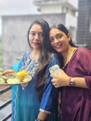 Dr Aishwarya Instagram - Rakhi special 🌸🫶🏻
.
.
.
.
#rakhi #rakhispecial #sisters #sisterhood
