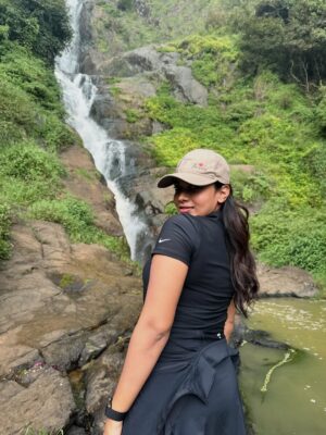 Dushara Vijayan Instagram - நீ எனதருகினில் நீ இதை விட ஒரு கவிதையே கிடையாதே🤌🏼♥️