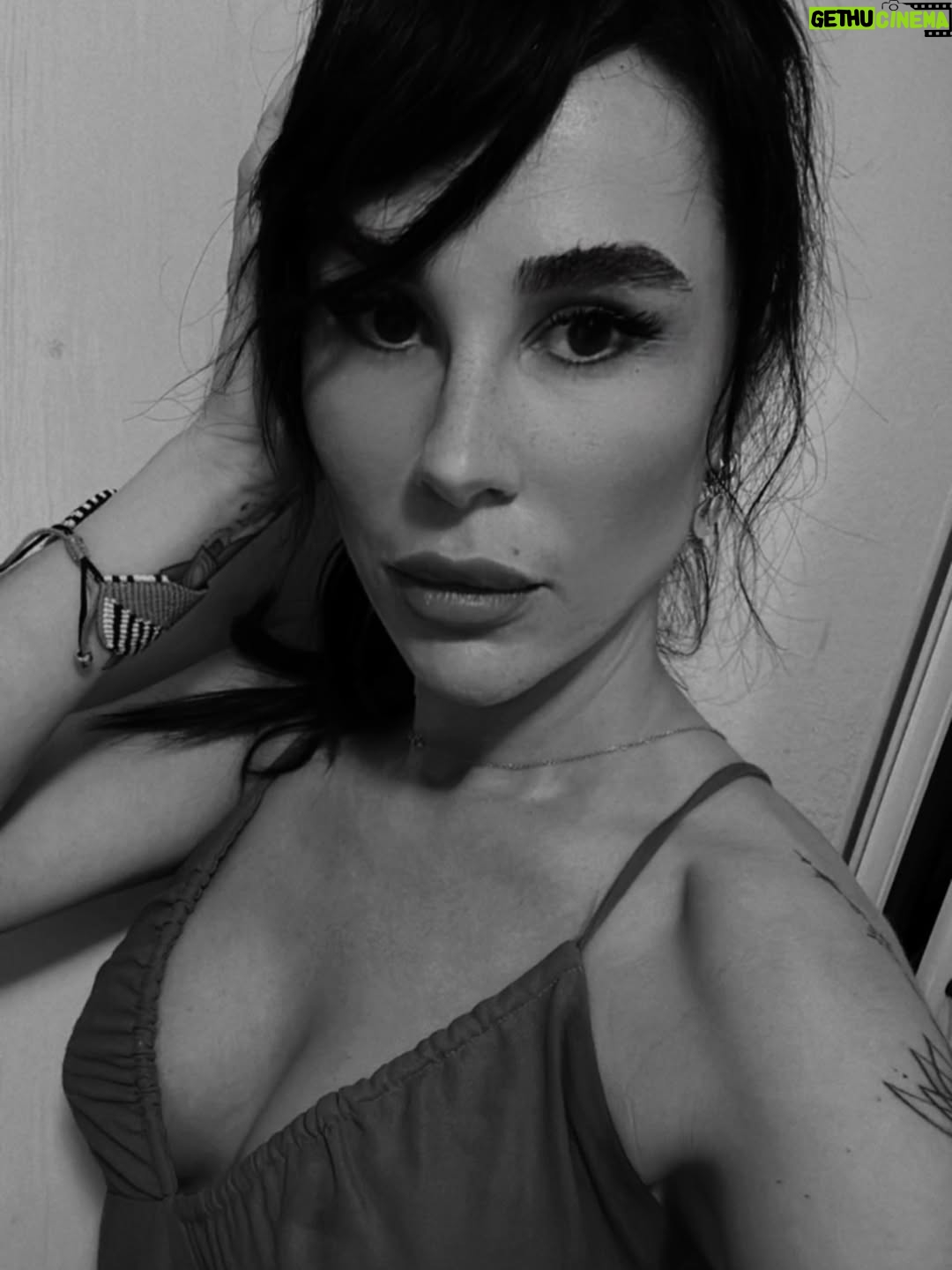 Duygu Şen - 8K Likes - Naylon öfkelerden..