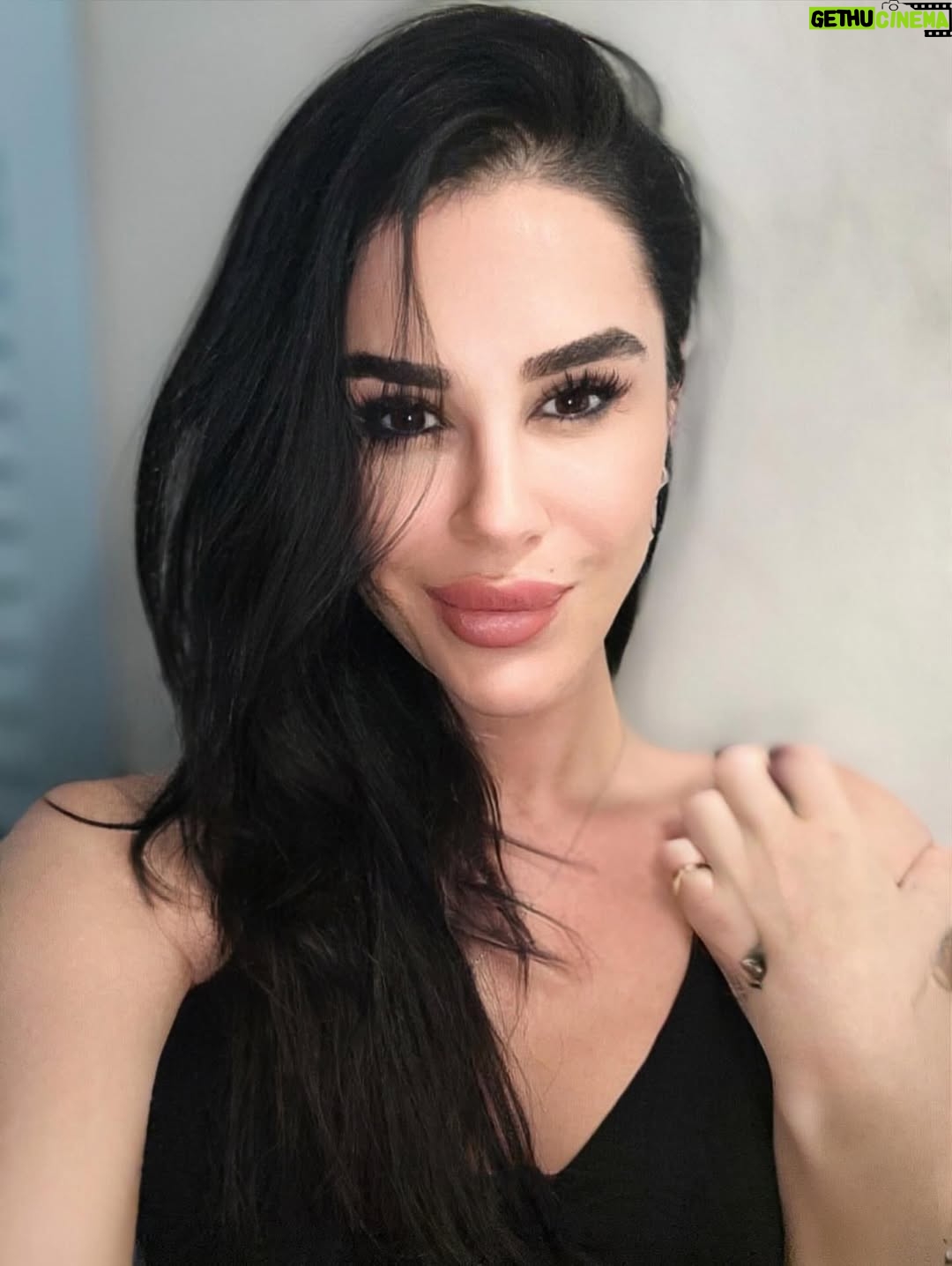 Duygu Şen - 9K Likes - Hallere bak hallere:)))