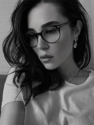 Duygu Şen Instagram - Siyah beyaz ,kedi gibi biraz..