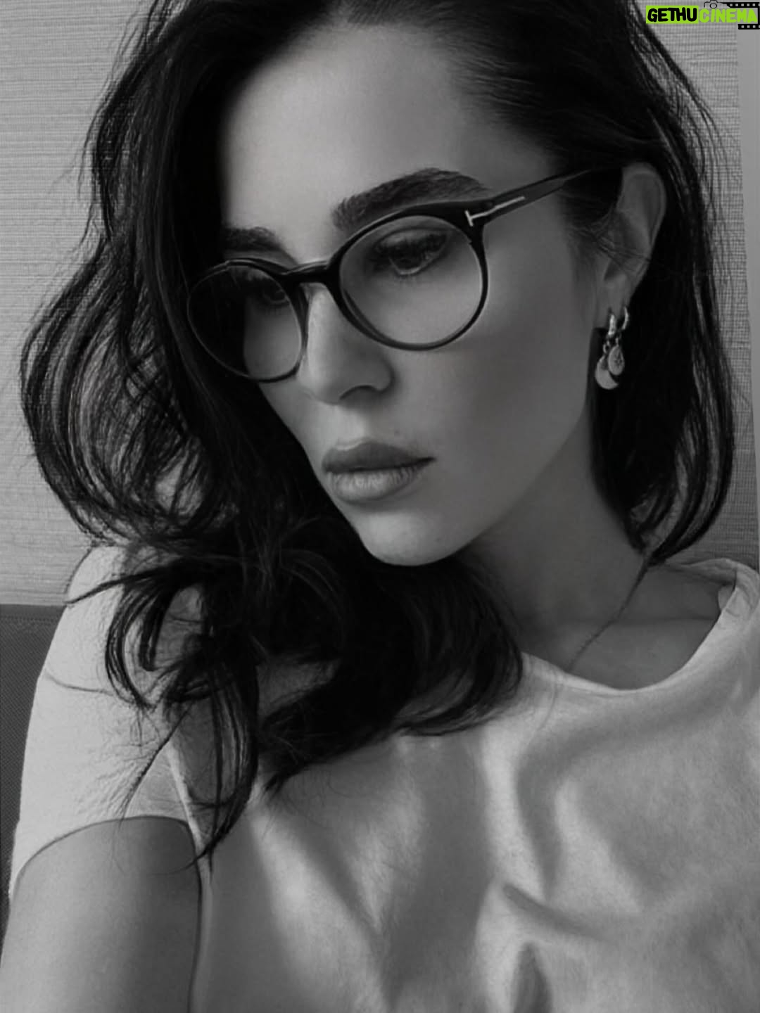 Duygu Şen - 8.7K Likes - Siyah beyaz ,kedi gibi biraz..