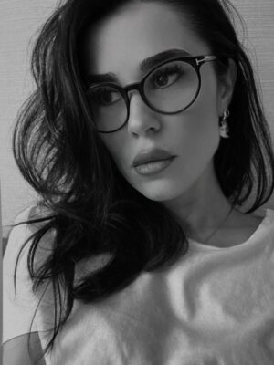 Duygu Şen Instagram - Siyah beyaz ,kedi gibi biraz..