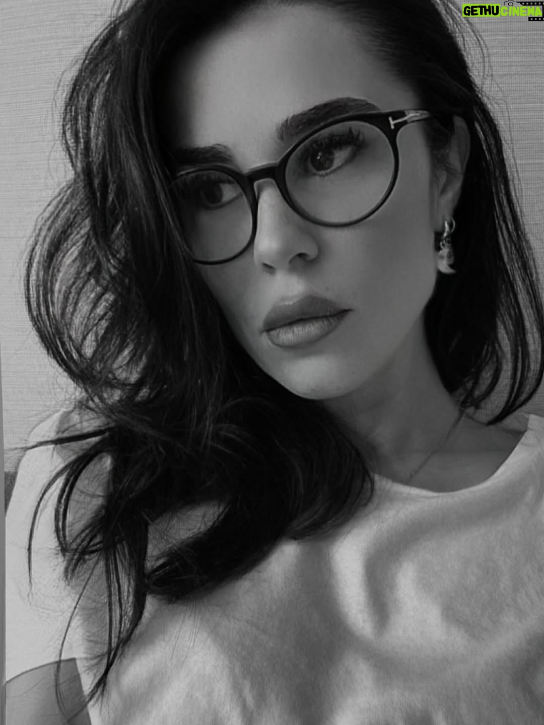 Duygu Şen - 8.7K Likes - Siyah beyaz ,kedi gibi biraz..
