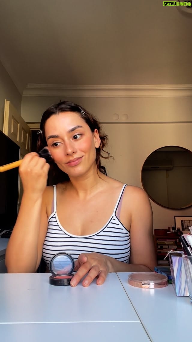 Ece Yaşar - 46.7K Likes - Çünkü neden olmasın dedim ve makyaj vidyosu çektim ben😅çok bildiğimden mi, hayır. Çektim işte. 
#makeup #makyaj 
#reklam yok!