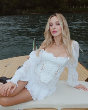 Ecenaz Üçer Instagram - Lake Como 🤍🕊️Magical🪄
#FashionLovesKIKO
#KIKOMilano
@KIKOMilano
@kikomilanoturkey 
#reklam