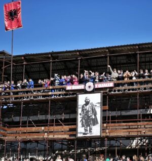 Edona Llalloshi Instagram - Në Prekazin Historik
Familja Jashari janë simbol i heroizmit, sakrificës dhe guximit të pamposhtur në rrugën për lirinë e Kosovës. Jasharajt u shnëdrruan në fanar i cili ndriçon rrugën tonë përgjithmonë.
Familja Jashari, dëshmorët dhe martirët e kombit do të mbeten përjetë në zemrat tona!
🇦🇱🇽🇰