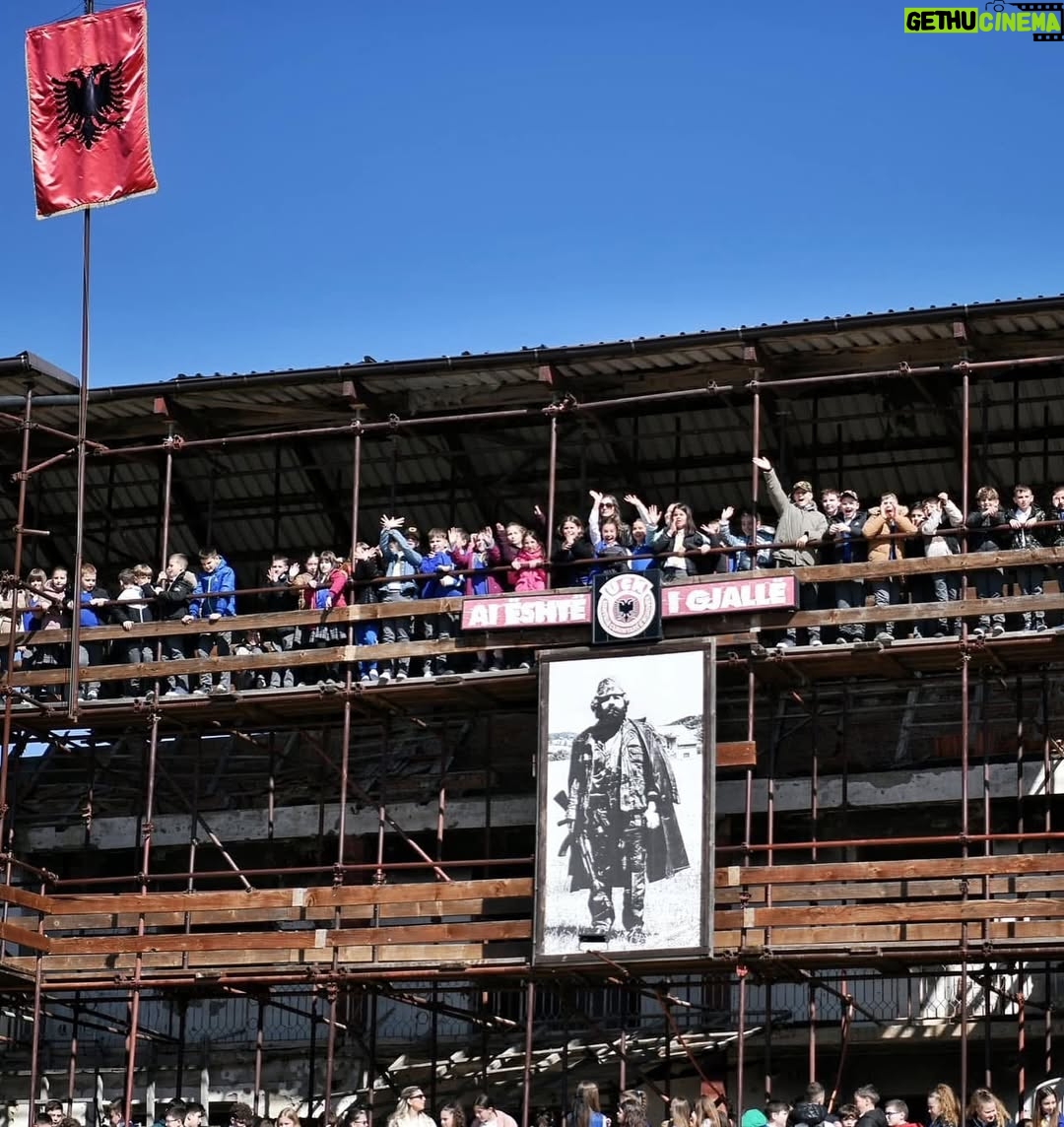 Edona Llalloshi - 3 Likes - Në Prekazin Historik
Familja Jashari janë simbol i heroizmit, sakrificës dhe guximit të pamposhtur në rrugën për lirinë e Kosovës. Jasharajt u shnëdrruan në fanar i cili ndriçon rrugën tonë përgjithmonë. 

Familja Jashari, dëshmorët dhe martirët e kombit do të mbeten përjetë në zemrat tona!
🇦🇱🇽🇰